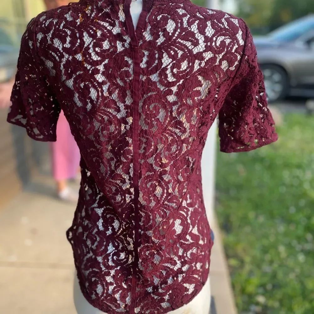 Woman’s laced top - Picture 2 of 3